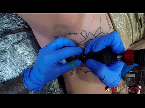 ❤️ Fìor tattooed hottie Sully Savage fhuair tattoo air a clitoris ☑ Bhidio fucking leinn