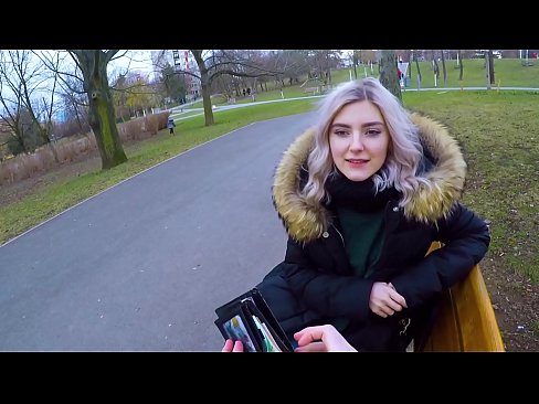 ❤️ Swallows hot cum coigreach airson airgead - blowjob anns a 'phàirc le Eva Elfie ☑ Bhidio fucking leinn
